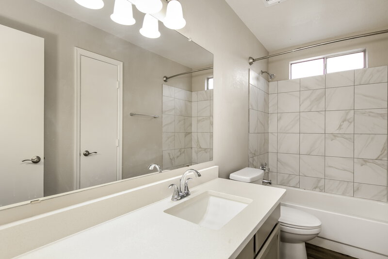 1,880/Mo, 10012 N 66Th Dr Glendale, AZ 85302 Main Bathroom View