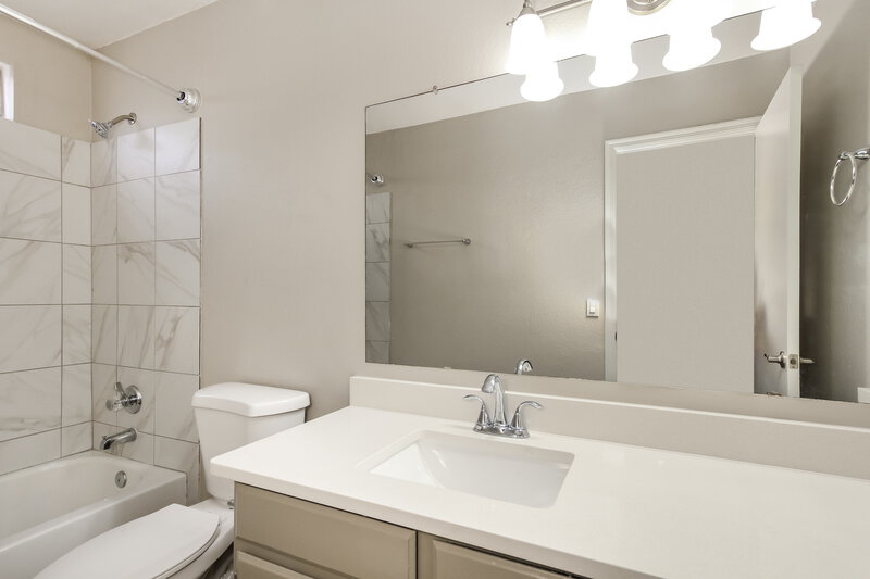 1,880/Mo, 10012 N 66Th Dr Glendale, AZ 85302 Bathroom View