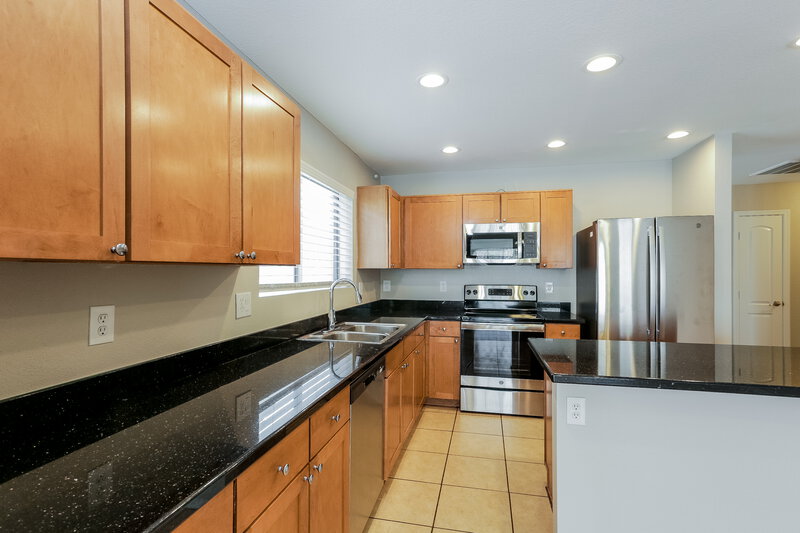 2,015/Mo, 2544 W Romley Rd Phoenix, AZ 85041 Kitchen View 2