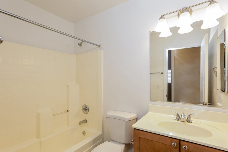 2,015/Mo, 2544 W Romley Rd Phoenix, AZ 85041 Main Bathroom View