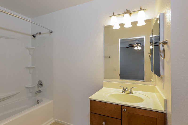 2,015/Mo, 2544 W Romley Rd Phoenix, AZ 85041 Bathroom View
