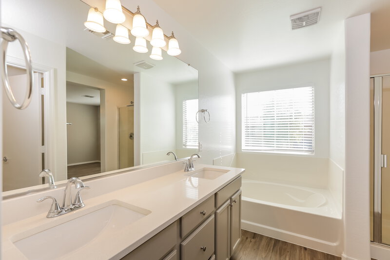 2,080/Mo, 7338 W Cambridge Ave Phoenix, AZ 85035 Main Bathroom View
