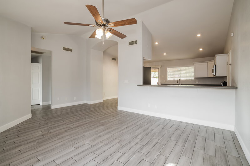 2,065/Mo, 1333 N Higley Rd 28 Mesa, AZ 85205 Living Room View 2