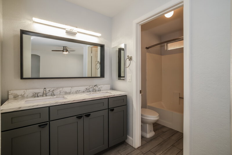 2,065/Mo, 1333 N Higley Rd 28 Mesa, AZ 85205 Main Bathroom View