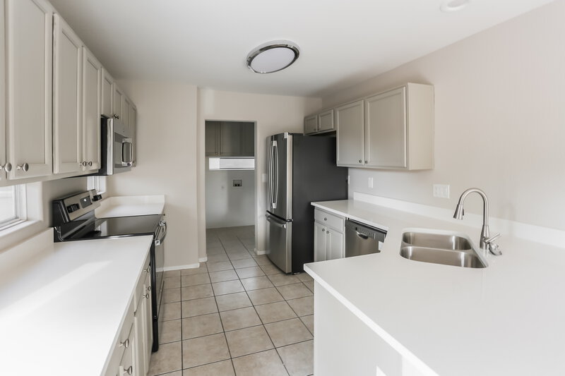 2,060/Mo, 17606 N 17th Pl Unit 1090 Phoenix, AZ 85022 Kitchen View 2