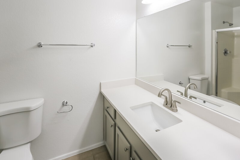 2,060/Mo, 17606 N 17th Pl Unit 1090 Phoenix, AZ 85022 Main Bathroom View