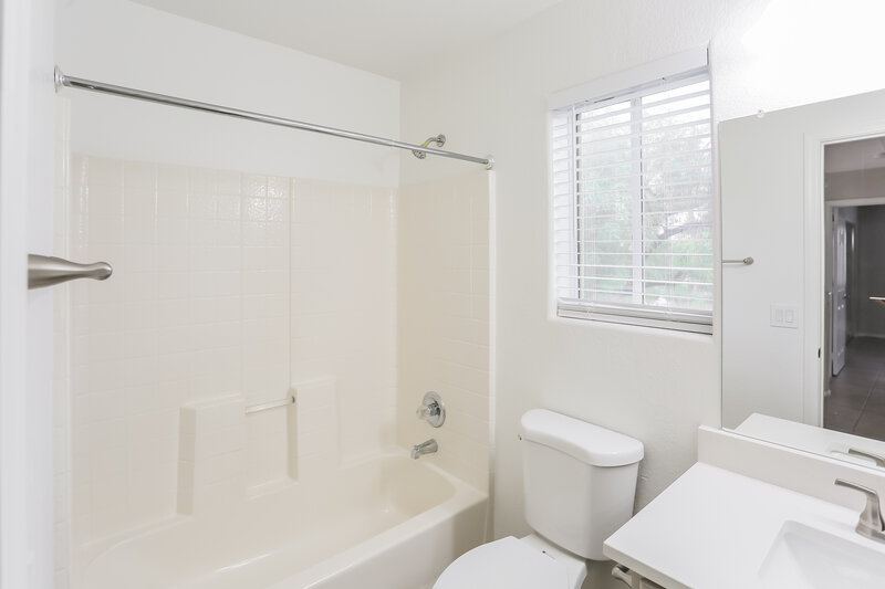 2,060/Mo, 17606 N 17th Pl Unit 1090 Phoenix, AZ 85022 Bathroom View