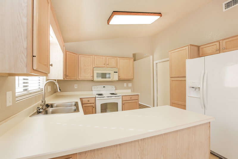 2,275/Mo, 4513 E Tanglewood Dr Phoenix, AZ 85048 Kitchen View