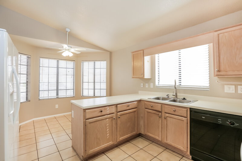 2,275/Mo, 4513 E Tanglewood Dr Phoenix, AZ 85048 Kitchen View 2