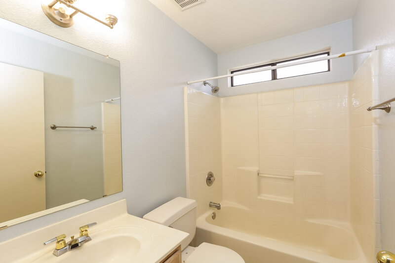 2,275/Mo, 4513 E Tanglewood Dr Phoenix, AZ 85048 Bathroom View