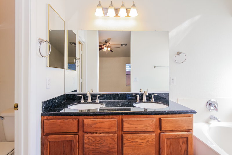 2,395/Mo, 2443 W Blue Sky Dr Phoenix, AZ 85085 Main Bathroom View