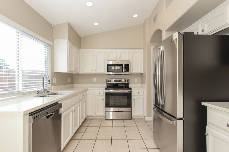 2,470/Mo, 17409 N 20th St Phoenix, AZ 85022 Kitchen View