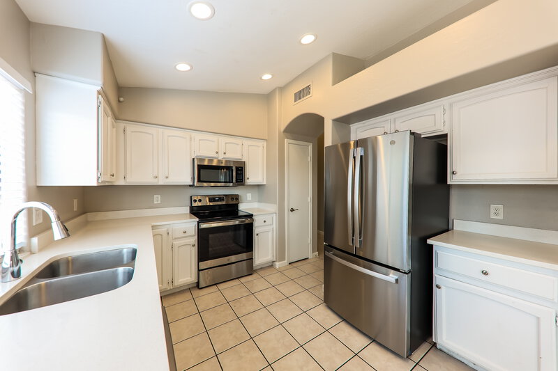 2,220/Mo, 17409 N 20th St Phoenix, AZ 85022 Kitchen View