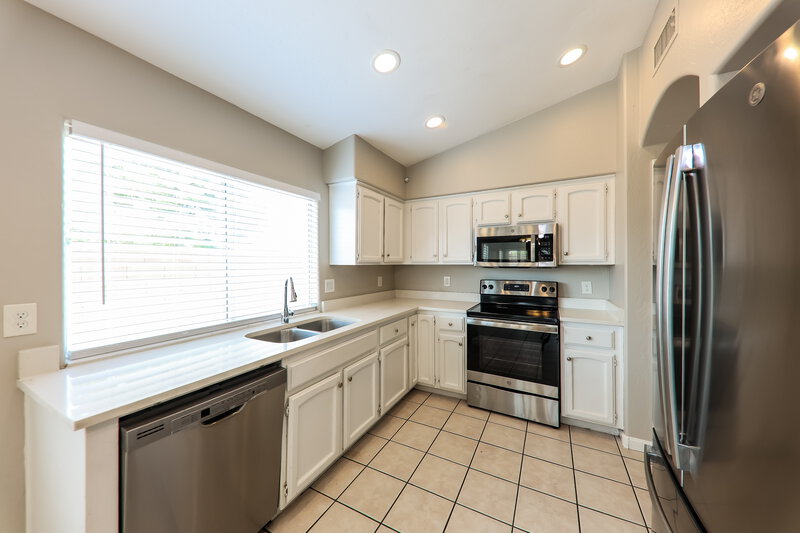 2,220/Mo, 17409 N 20th St Phoenix, AZ 85022 Kitchen View 2