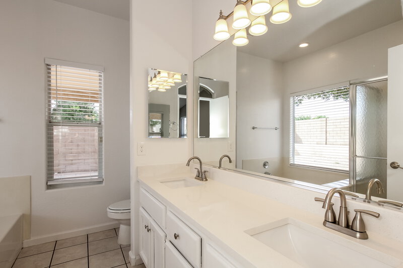 2,470/Mo, 17409 N 20th St Phoenix, AZ 85022 Main Bathroom View