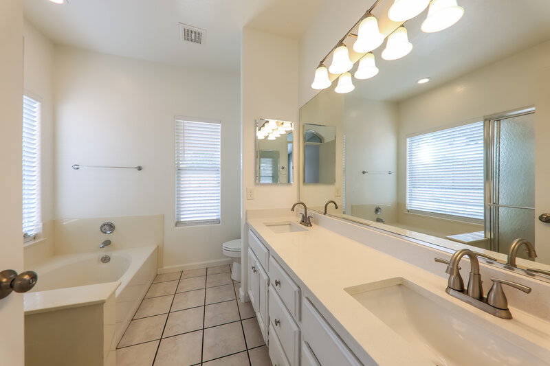 2,220/Mo, 17409 N 20th St Phoenix, AZ 85022 Main Bathroom View
