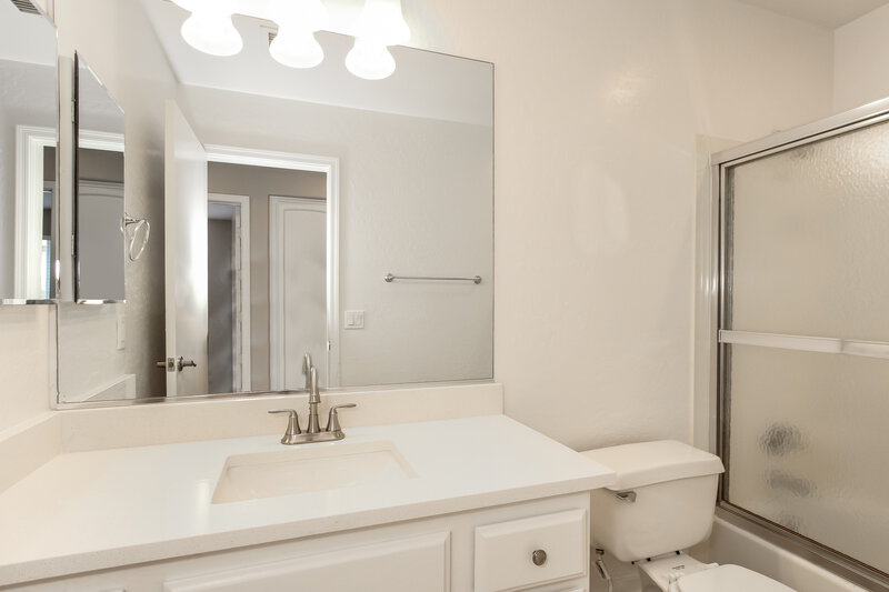 2,470/Mo, 17409 N 20th St Phoenix, AZ 85022 Bathroom View