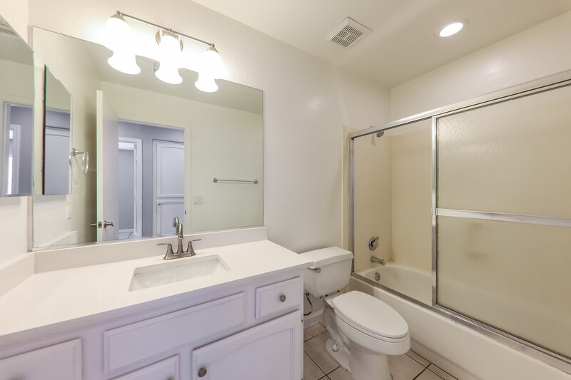 2,220/Mo, 17409 N 20th St Phoenix, AZ 85022 Bathroom View