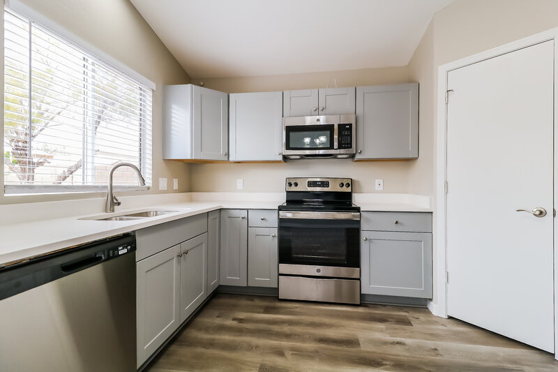 2,050/Mo, 12234 N 121st Ln El Mirage, AZ 85335 Kitchen View