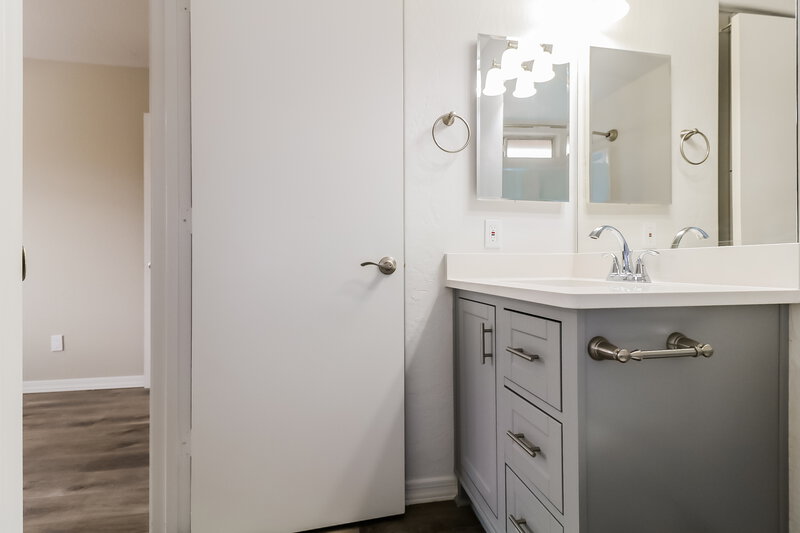 2,050/Mo, 12234 N 121st Ln El Mirage, AZ 85335 Main Bathroom View