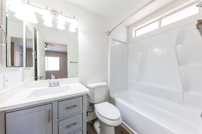 1,790/Mo, 12234 N 121st Ln El Mirage, AZ 85335 Main Bathroom View