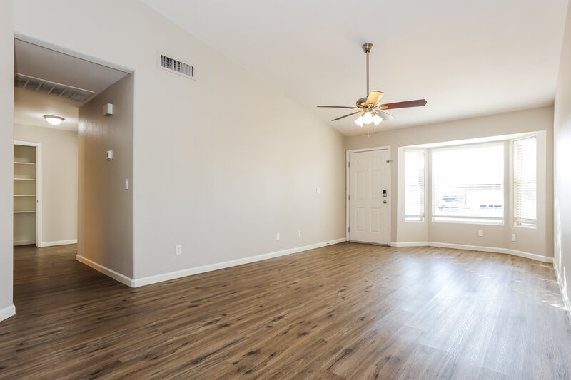 1,890/Mo, 1611 S 63rd Dr Phoenix, AZ 85043 Living Room View