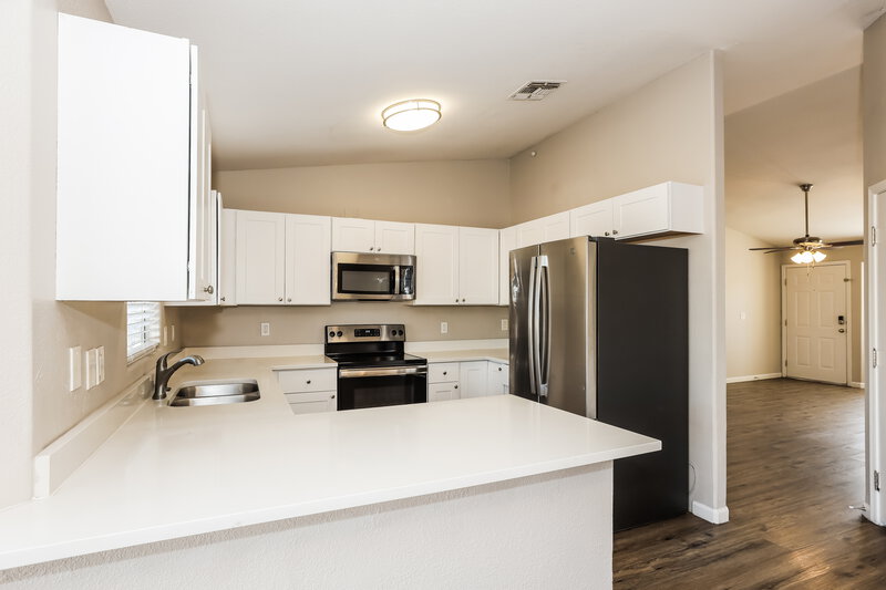 1,890/Mo, 1611 S 63rd Dr Phoenix, AZ 85043 Kitchen View