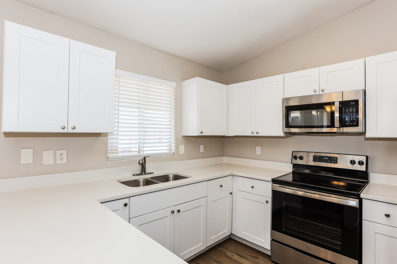 1,890/Mo, 1611 S 63rd Dr Phoenix, AZ 85043 Kitchen View 2