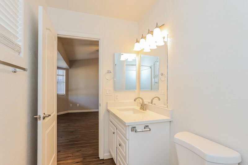 1,890/Mo, 1611 S 63rd Dr Phoenix, AZ 85043 Main Bathroom View