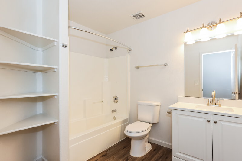 1,890/Mo, 1611 S 63rd Dr Phoenix, AZ 85043 Bathroom View