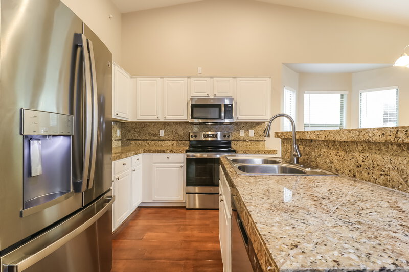 2,150/Mo, 4608 S 26th Ln Phoenix, AZ 85041 Kitchen View