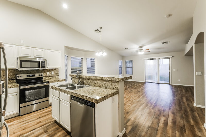 2,115/Mo, 4608 S 26th Ln Phoenix, AZ 85041 Kitchen View