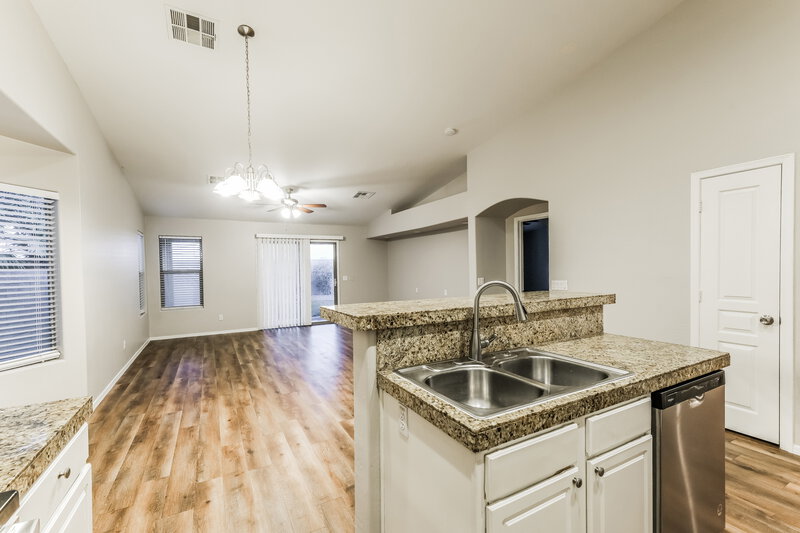 2,115/Mo, 4608 S 26th Ln Phoenix, AZ 85041 Kitchen View 2