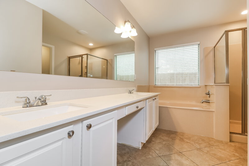 2,150/Mo, 4608 S 26th Ln Phoenix, AZ 85041 Main Bathroom View