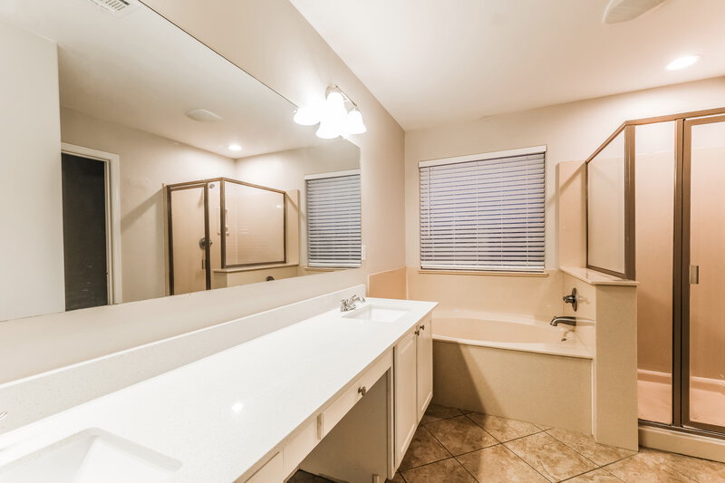 2,115/Mo, 4608 S 26th Ln Phoenix, AZ 85041 Main Bathroom View