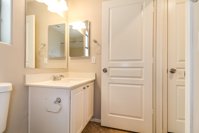 2,150/Mo, 4608 S 26th Ln Phoenix, AZ 85041 Bathroom View