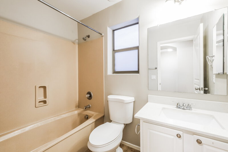 2,115/Mo, 4608 S 26th Ln Phoenix, AZ 85041 Bathroom View