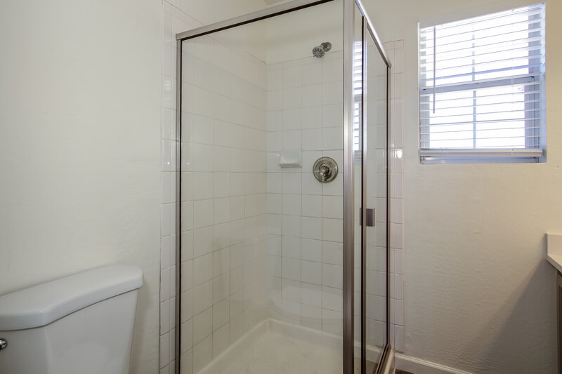 2,180/Mo, 4419 N 112th Ave Phoenix, AZ 85037 Main Bathroom View