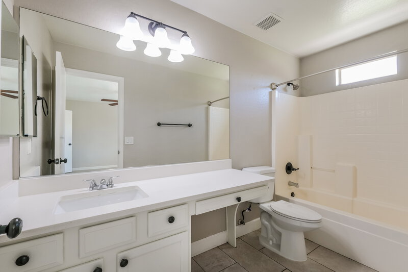 2,045/Mo, 1388 S 159th Ave Goodyear, AZ 85338 Main Bathroom View