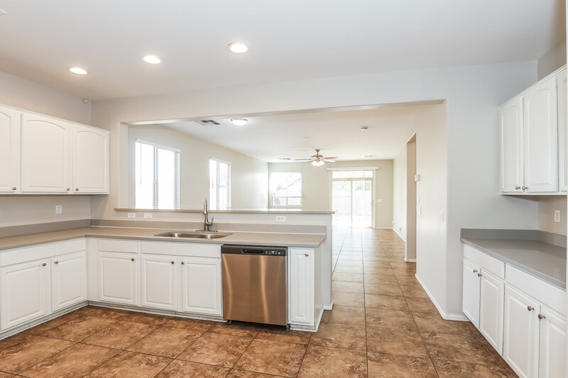 2,205/Mo, 6913 W Carter Rd Laveen, AZ 85339 Kitchen View