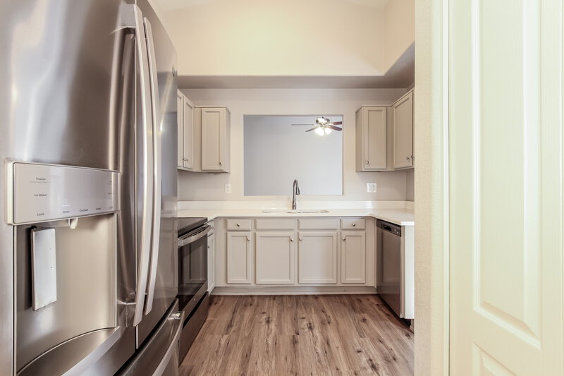 1,975/Mo, 6330 W Crown King Rd Phoenix, AZ 85043 Kitchen View 2