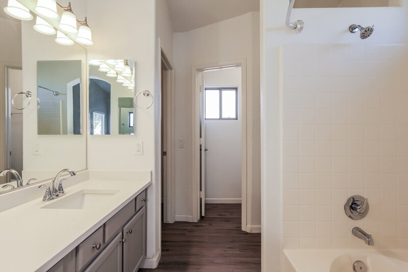 1,975/Mo, 6330 W Crown King Rd Phoenix, AZ 85043 Main Bathroom View