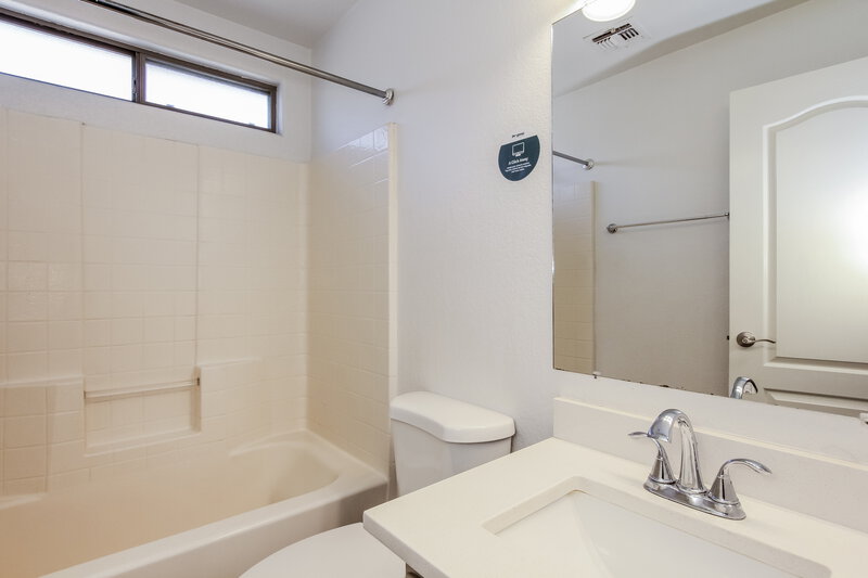 1,975/Mo, 6330 W Crown King Rd Phoenix, AZ 85043 Bathroom View