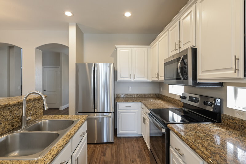 2,385/Mo, 4237 E Santa Fe Ln Gilbert, AZ 85297 Kitchen View 2