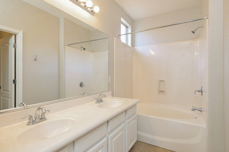 2,385/Mo, 4237 E Santa Fe Ln Gilbert, AZ 85297 Main Bathroom View 2
