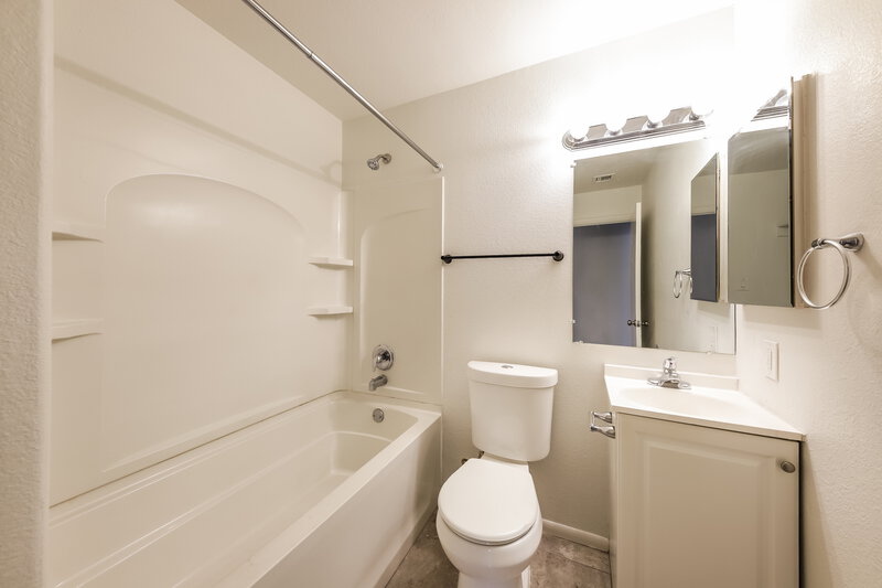 2,550/Mo, 5028 W Tuckey Ln Glendale, AZ 85301 Bathroom View