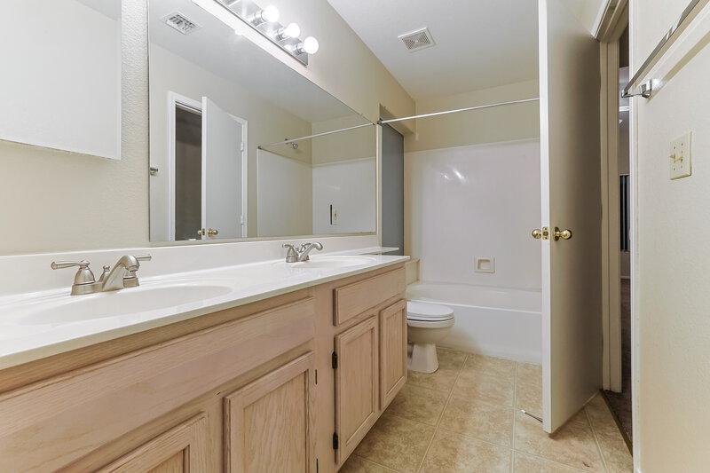 2,460/Mo, 544 S Sunrise Dr Gilbert, AZ 85233 Main Bathroom View