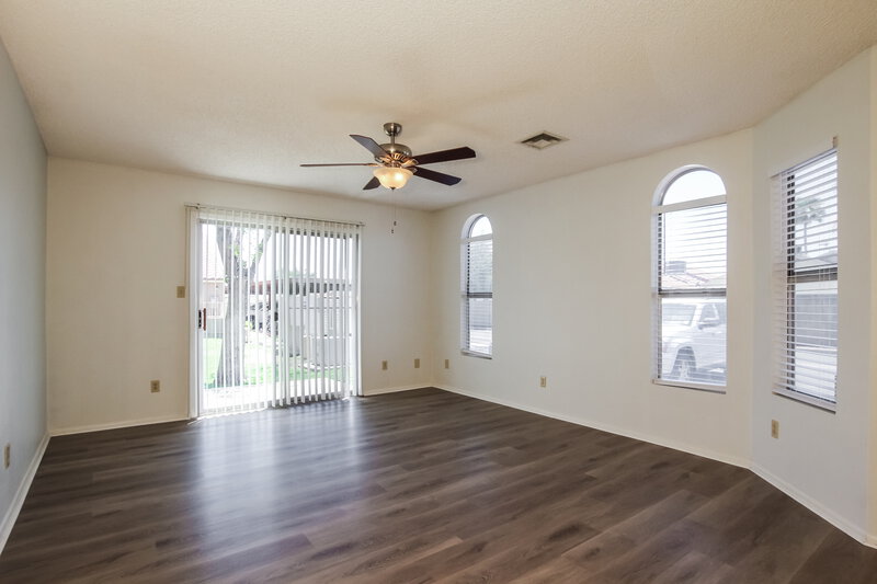 1,500/Mo, 7040 W Olive Ave Unit 20 Peoria, AZ 85345 Living Room View 2
