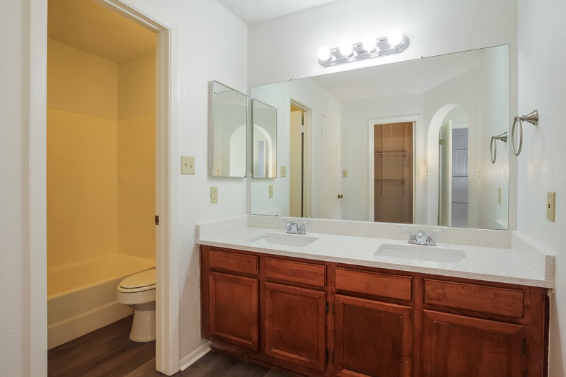 1,500/Mo, 7040 W Olive Ave Unit 20 Peoria, AZ 85345 Main Bathroom View