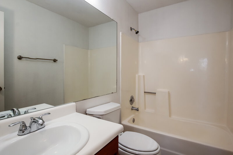 1,500/Mo, 7040 W Olive Ave Unit 20 Peoria, AZ 85345 Bathroom View